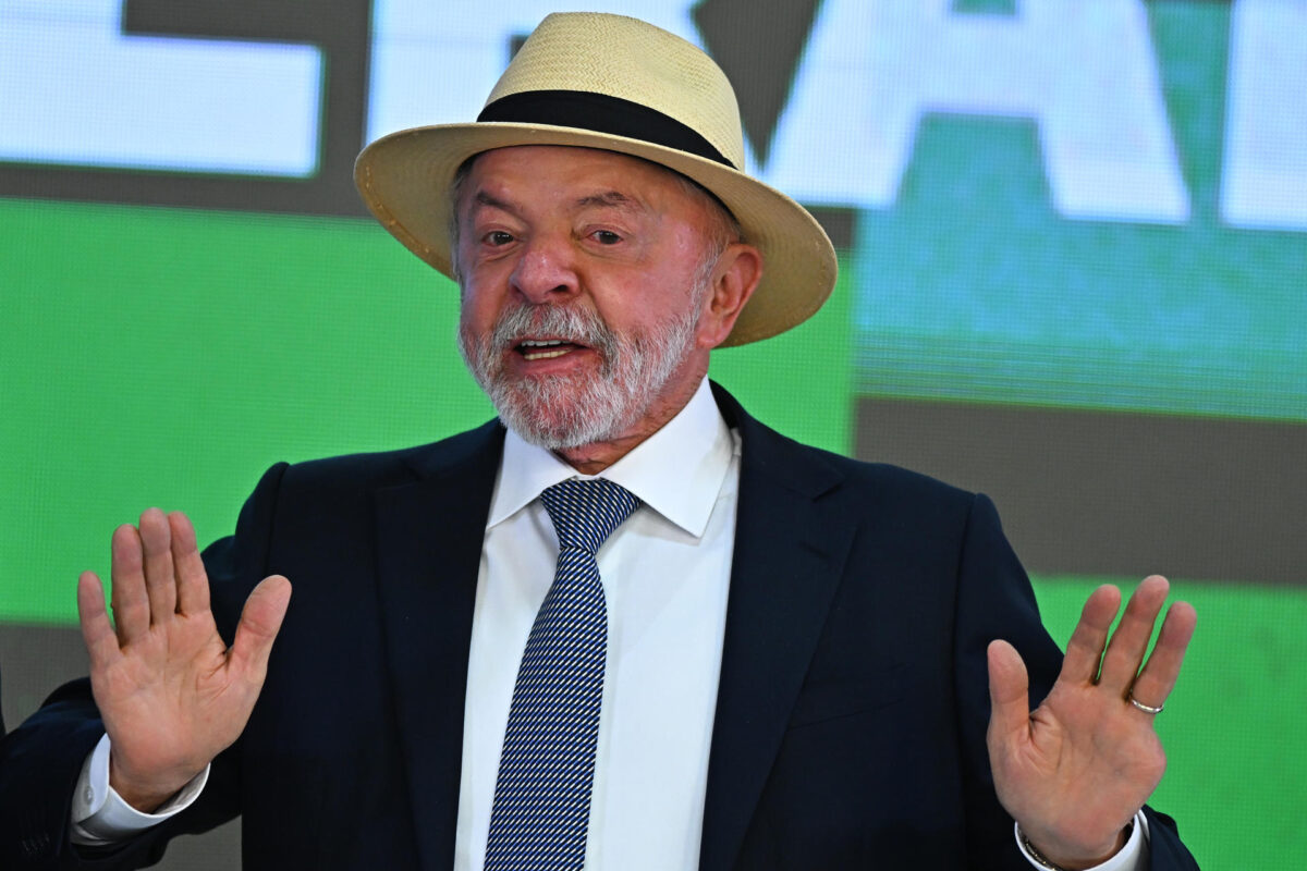 El presidente de Brasil, Luiz Inácio Lula da Silva, habla en la ceremonia de sanción del Proyecto de Ley de Conversión, que asigna recursos a las líneas de crédito del programa'Brasil Soberano' en apoyo de las empresas afectadas por los aranceles comerciales de Estados Unidos, este miércoles en el Palacio del Planalto, en Brasilia (Brasil). EFE/ Andre Borges