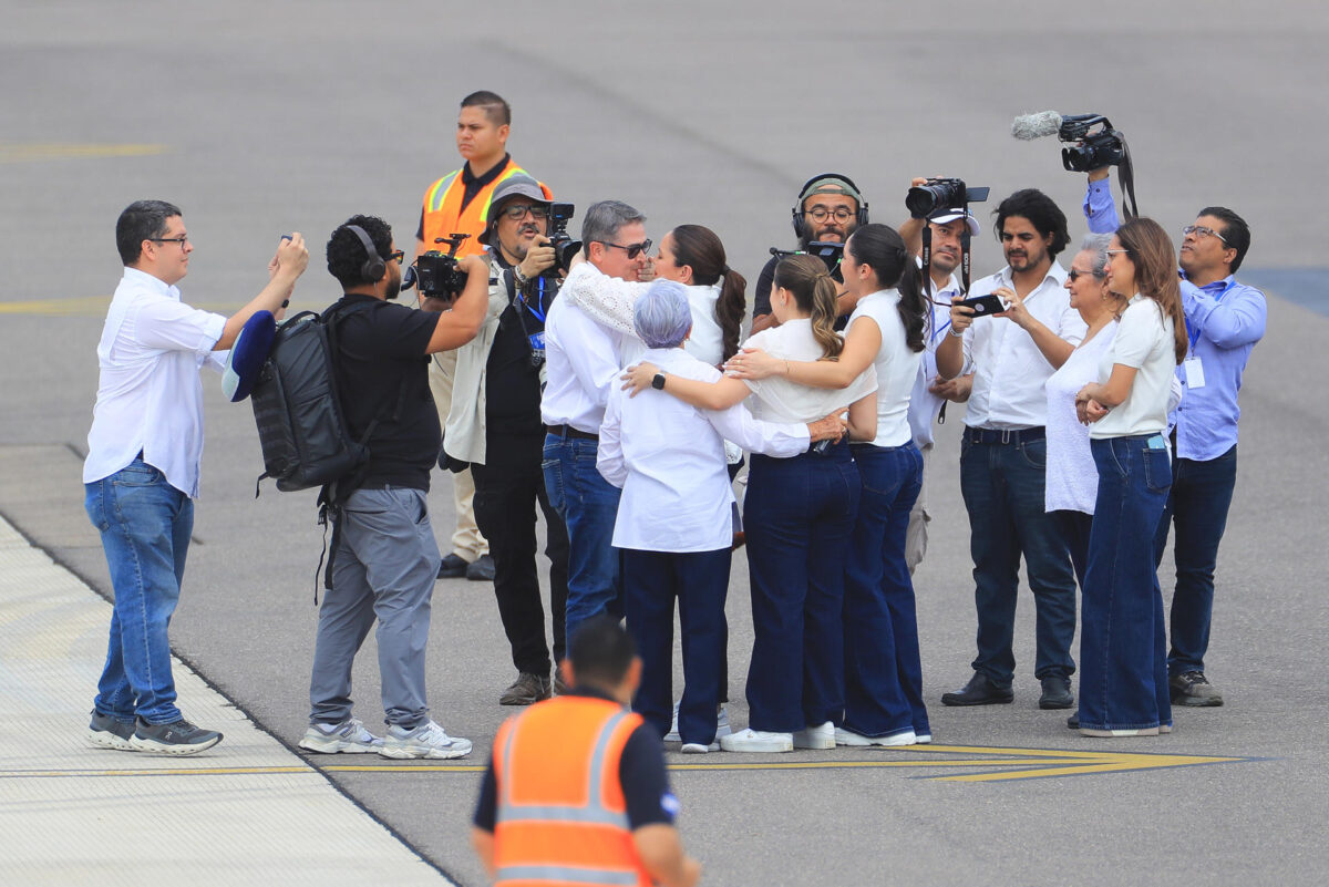 El expresidente hondureño Juan Orlando Hernández (5-i) (2014-2022) es recibido por sus familiares este domingo, a su llegada al Aeropuerto Internacional de Palmerola en Comayagua (Honduras). EFE/ Gustavo Amador