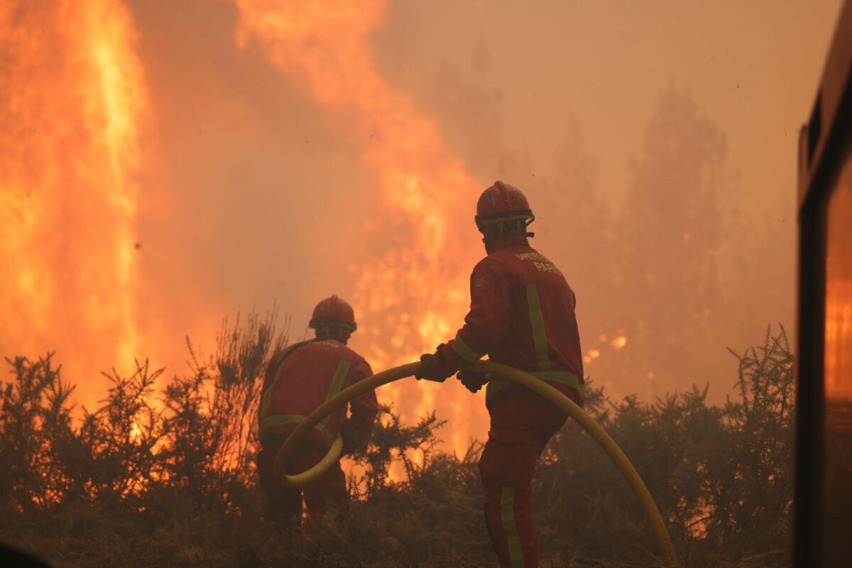 Los servicios meteorológicos franceses confirmaron este lunes el comienzo de una nueva ola de calor, la cuarta en el país este año, desde este martes, con máximas de hasta 40 grados en el suroeste, lo que podría complicar la lucha contra los numerosos focos de fuego activos, en especial cerca de Burdeos. EFE/ Cuenta oficial de X del Ministerio de los Ejércitos y de los Antiguos Combatientes - SOLO USO EDITORIAL/SOLO DISPONIBLE PARA ILUSTRAR LA NOTICIA QUE ACOMPAÑA (CRÉDITO OBLIGATORIO) -
