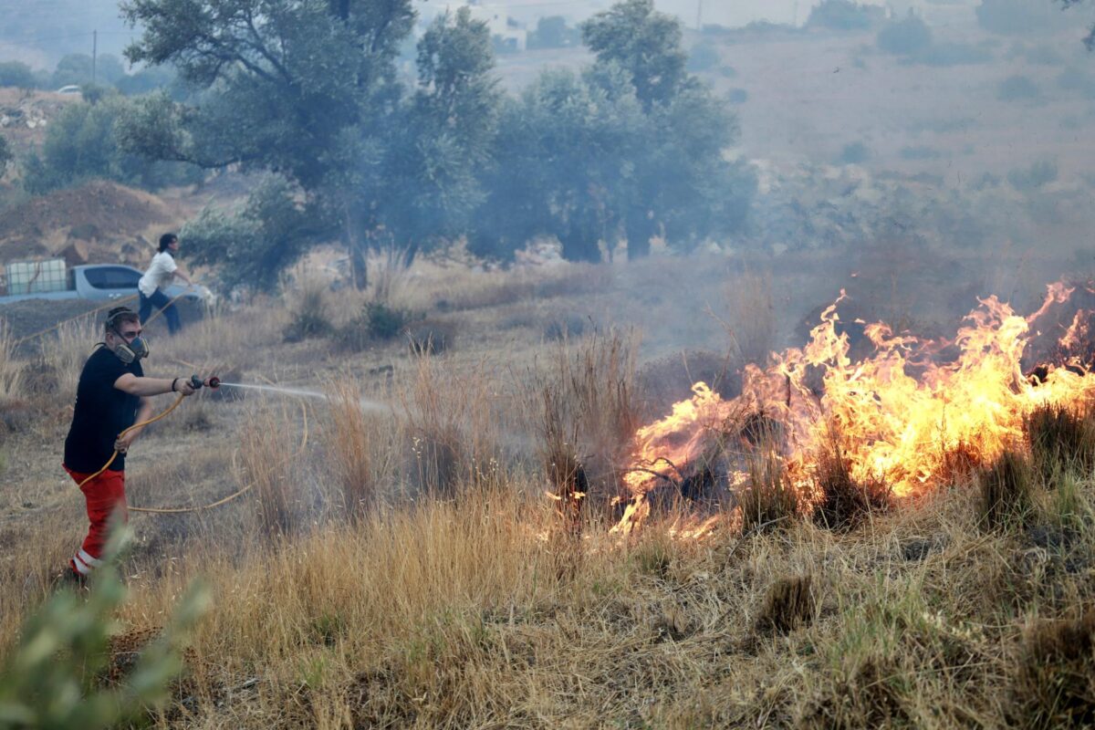 Un voluntario trabaja para extinguir un incendio en vegetación baja en Krya Vrysi, Rétino, Creta, Grecia, el 29 de julio de 2026. Más de 150 bomberos, apoyados por cuatro helicópteros y cuatro aviones de extinción de incendios, fueron desplegados para combatir el incendio. Dos bomberos murieron mientras combatían el incendio, según el Servicio de Bomberos griego. (incendio forestal, Grecia) EFE/EPA/NIKOS CHALKIADAKIS