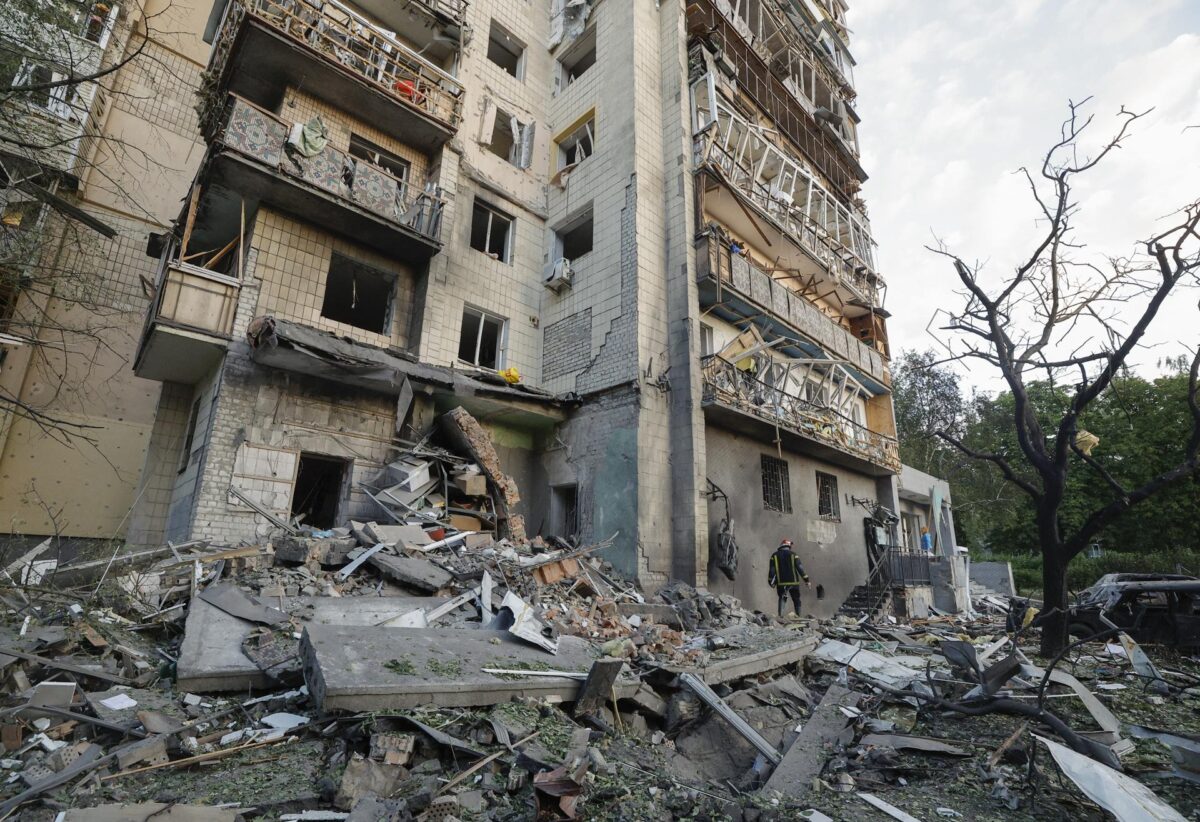 Edificio de Kiev dañado tras el ataque ruso en la madrugada del 19 de julio. EFE/EPA/SERGEY DOLZHENKO