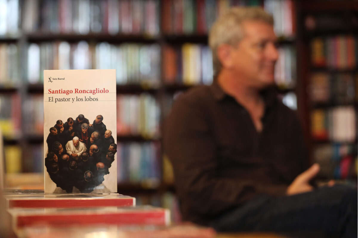 Fotografía que muestra el libro'El pastor y los lobos' (Planeta, 2026) del escritor peruano Santiago Roncagliolo este lunes, en Lima (Perú). EFE/Paolo Aguilar