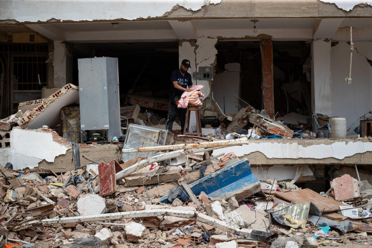 Una persona busca pertenencias en medio de los escombros de un edificio este domingo, en La Guaira (Venezuela). EFE/ Ronald Peña R