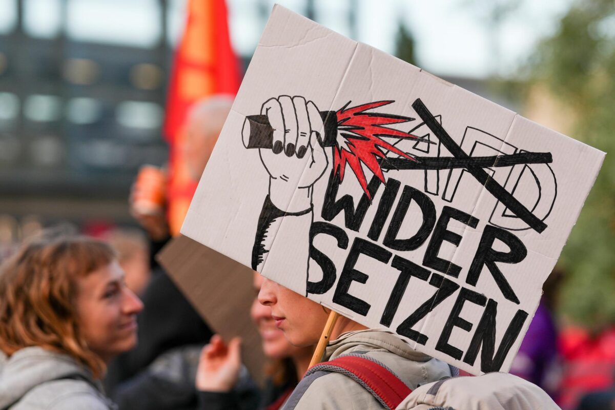 Unos 31.000 manifestantes protestan este sábado en la ciudad alemana de Erfurt, en el estado federado de Turingia, en el este del país, contra el congreso del partido ultraderechista Alternativa para Alemania (AfD). EFE/EPA/CHRISTOPH RUTENKOLK