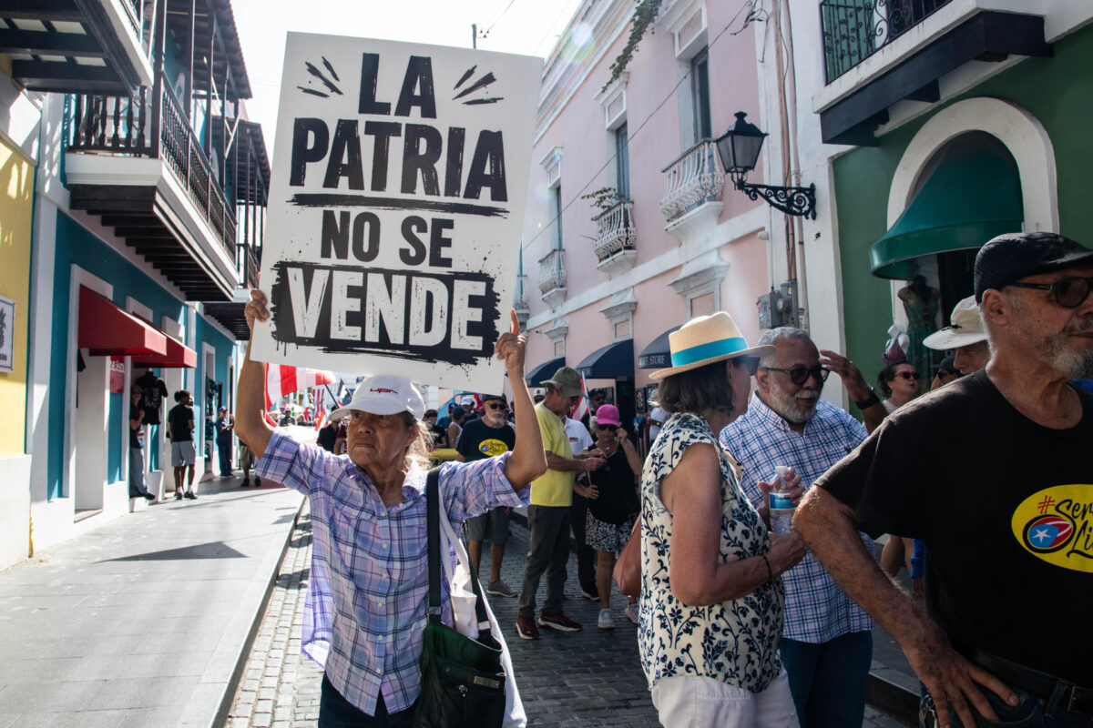 Personas se manifiestan durante la'Marcha por la Independencia de Puerto Rico' este sábado en San Juan (Puerto Rico). EFE/ Enid M Salgado