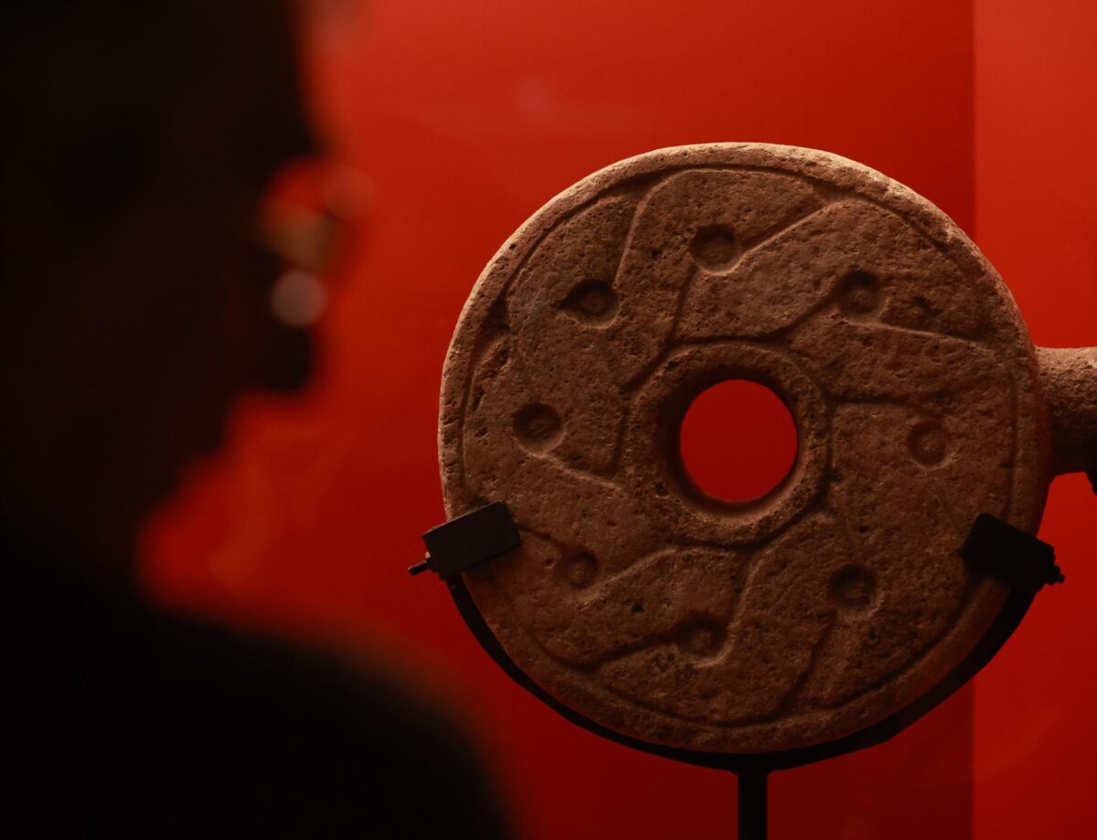 Fotografía que muestra un anillo de hule, durante la muestra temporal'El juego de pelota en Tenochtitlan' exhibida este miércoles, en el Museo del Templo Mayor en la Ciudad de México (México). EFE/ Mario Guzmán