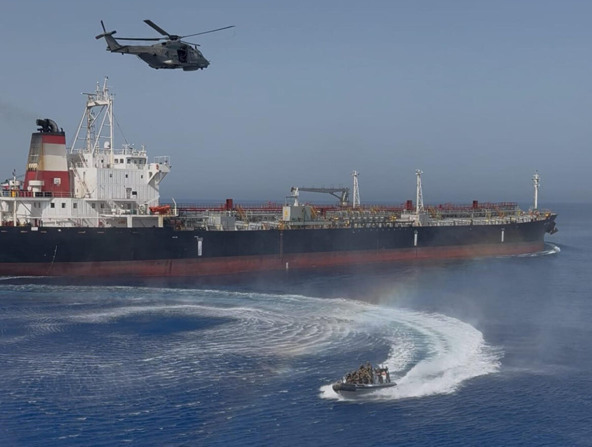 Fotografía publicada por la Alta Representante de la UE para Asuntos Exteriores y Política de Seguridad, Kaja Kallas, en su cuenta de X junto al mensaje "Estamos intensificando la presión sobre la flota sombra de Rusia. El petrolero MV SOUTH STAR, sospechoso de navegar bajo bandera falsa en violación del derecho marítimo internacional, ha sido abordado el 20 de julio por fuerzas de la Operación @EUNAVFOR_MED IRINI para verificación de bandera. Cada viaje ilícito ayuda a sostener la máquina de guerra de Rusia. Estamos respaldando nuestras sanciones con acciones en el mar.En paralelo, los Estados miembros esta semana han autorizado a la Operación @EUNAVFOR ATALANTA a comenzar a realizar abordajes de verificación de bandera de buques sospechosos de la flota sombra rusa, de la misma manera que lo hace la Operación IRINI. Esta decisión aprieta aún más la red". EFE/ @kajakallas en X