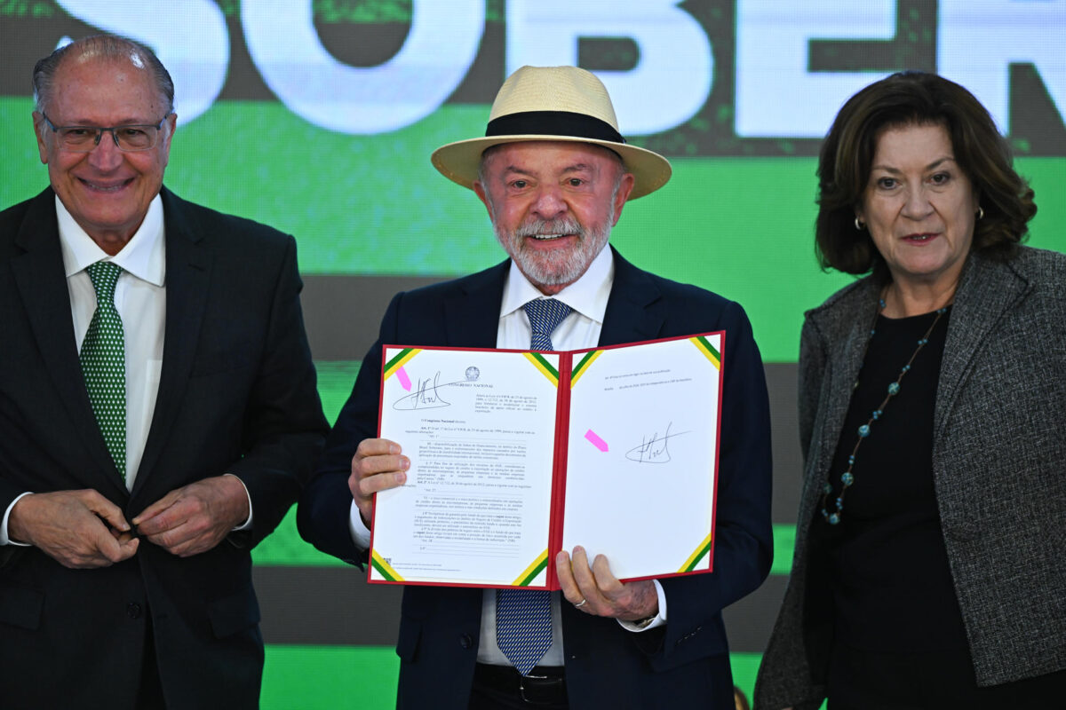 El presidente de Brasil, Luiz Inácio Lula da Silva (c), sostiene un documento junto al vicepresidente, Geraldo Alckmin (i), y de la jefa de Gabinete de la Presidencia, Miriam Belchior, durante la ceremonia de sanción del Proyecto de Ley de Conversión, que asigna recursos a las líneas de crédito del programa'Brasil Soberano' en apoyo de las empresas afectadas por los aranceles comerciales de Estados Unidos, este miércoles en el Palacio del Planalto, en Brasilia (Brasil). EFE/ Andre Borges