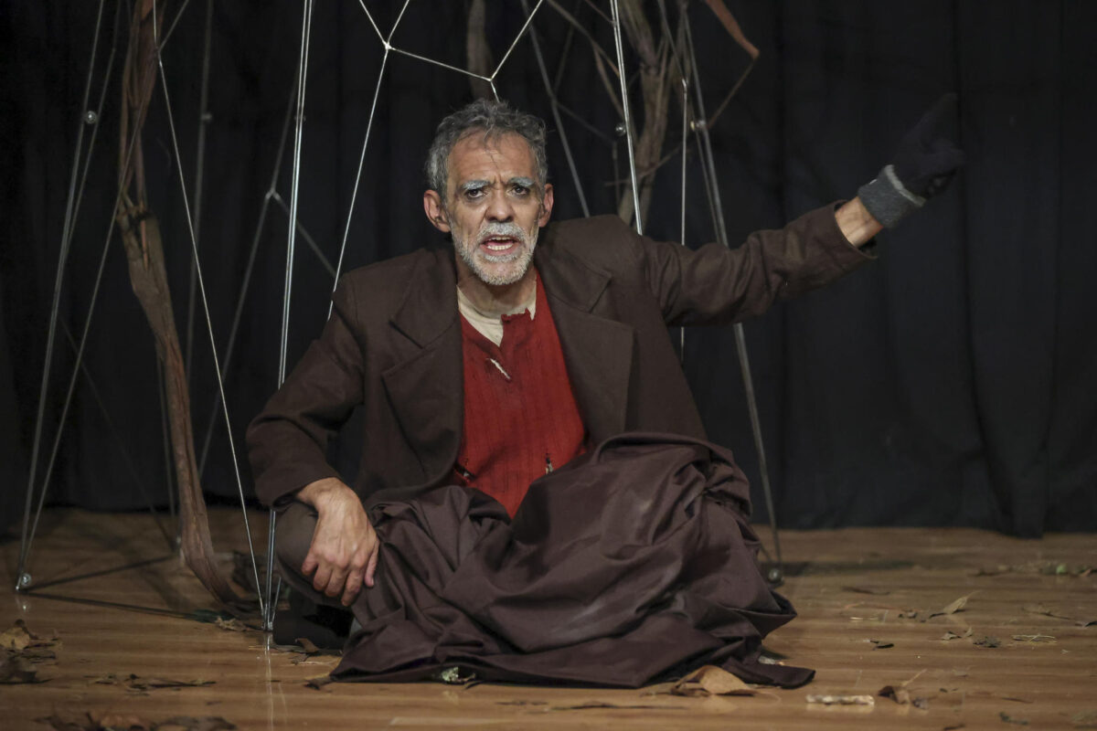 Fotografía que muestra a los actores de la obra de teatro'Genealogía del silencio' del dramaturgo y actor ecuatoriano Alfredo Espinosa, en Quito (Ecuador). EFE/ José Jácome