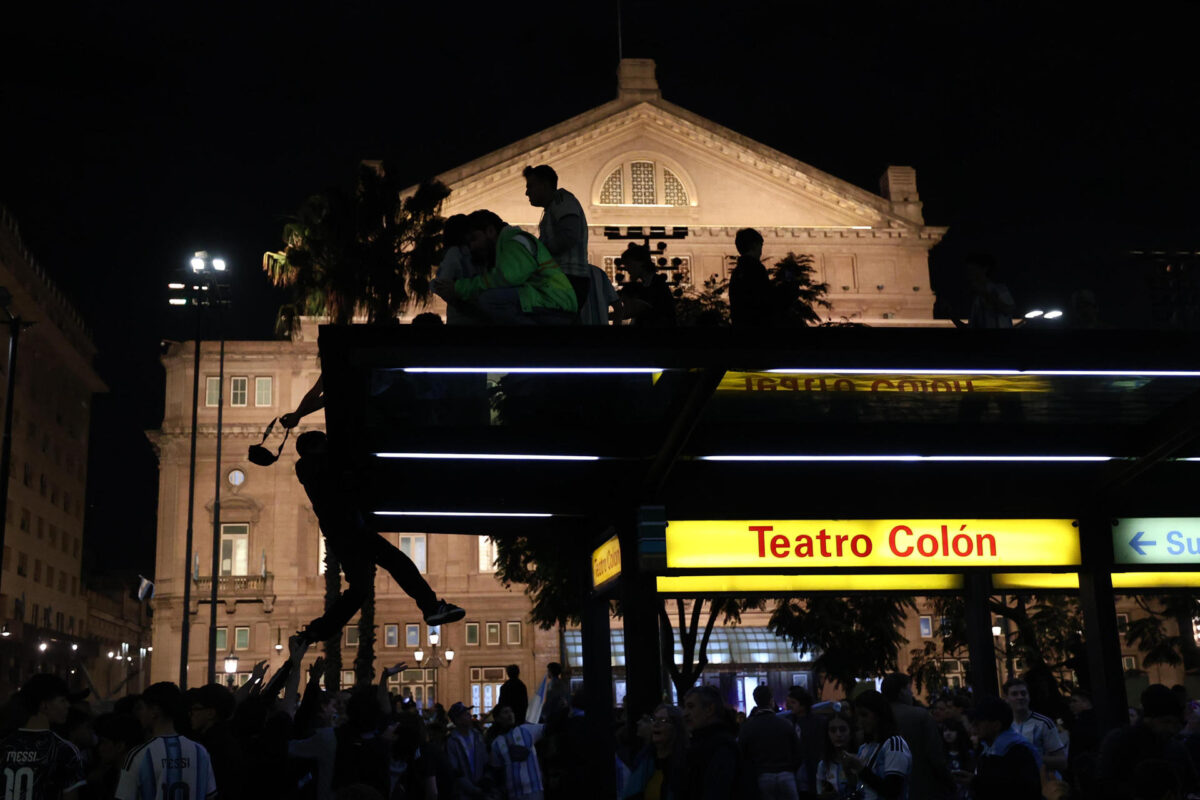 Aficionados celebran el triunfo de Argentina frente a Inglaterra en la semifinal del Mundial de la FIFA 2026 en Buenos Aires (Argentina). EFE/ Juan Ignacio Roncoroni