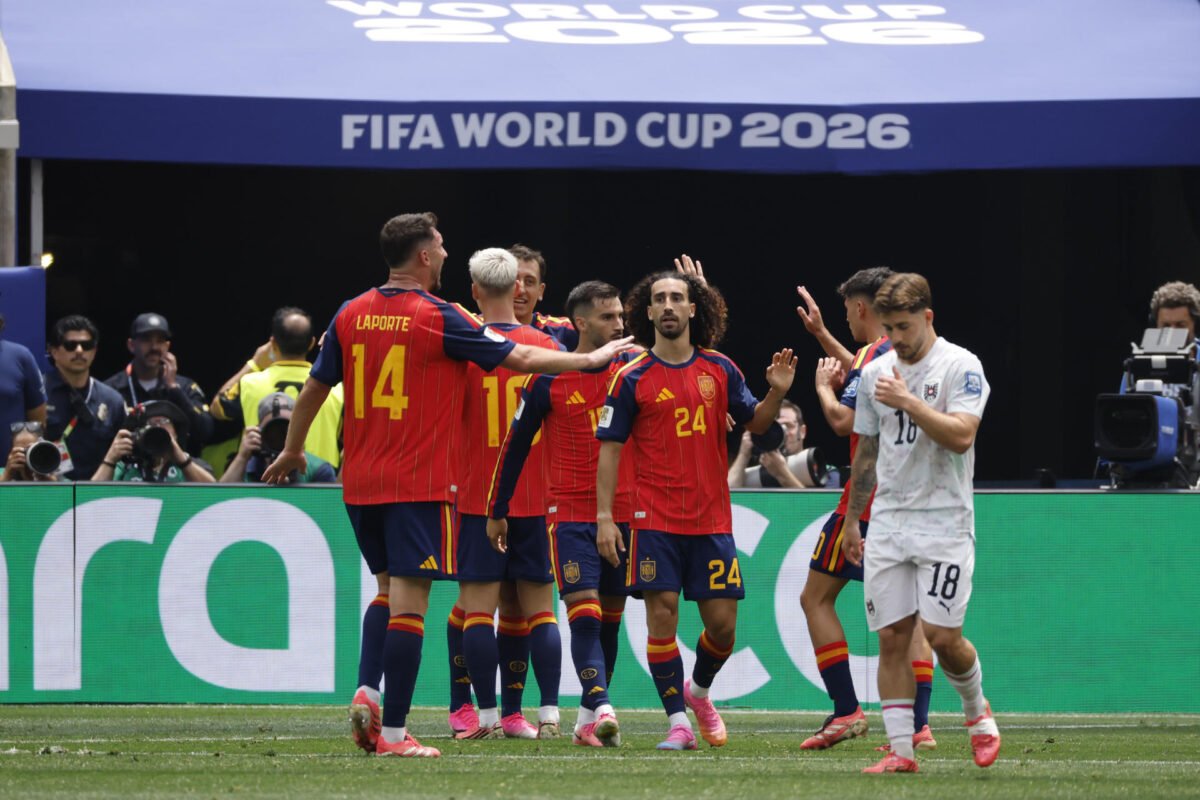 Jugadores de España celebran un gol de Mikel Oyarzabal este jueves, en un partido por los dieciseisavos de final del Mundial de la FIFA 2026 entre España y Austria en el estadio SoFi en Los Ángeles (Estados Unidos). EFE/ Lavandeira Jr