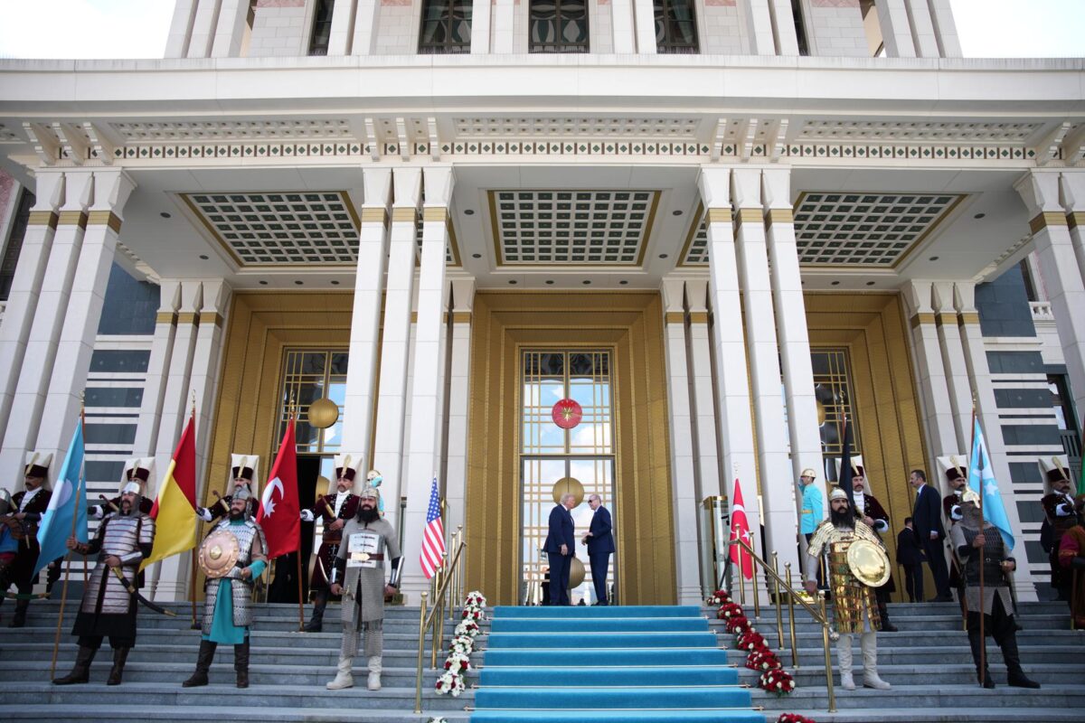 El presidente turco Recep Tayyip Erdogan da la bienvenida (D) al presidente estadounidense Donald Trump (I) a su llegada al Palacio Presidencial de Bestepe durante una ceremonia de bienvenida formal antes de la Cumbre de la OTAN de 2026 en Ankara, Turquía, 07 de julio de 2026. La cumbre tendrá lugar los días 07 y 08 de julio, con enfoque en fortalecer la producción industrial de defensa y asegurar la ayuda militar a largo plazo para Ucrania. (Turquía, Ucrania) EFE/EPA/EMRAH GUREL / POOL