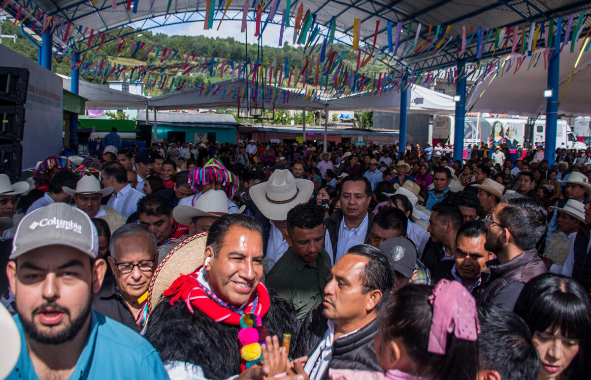 El gobernador de Chiapas, Eduardo Ramírez (c-i), abandona un acto protocolario debido a un sismo de 7.4, registrado este viernes en el municipio de Chenalhó en Chiapas (México). EFE/Carlos López