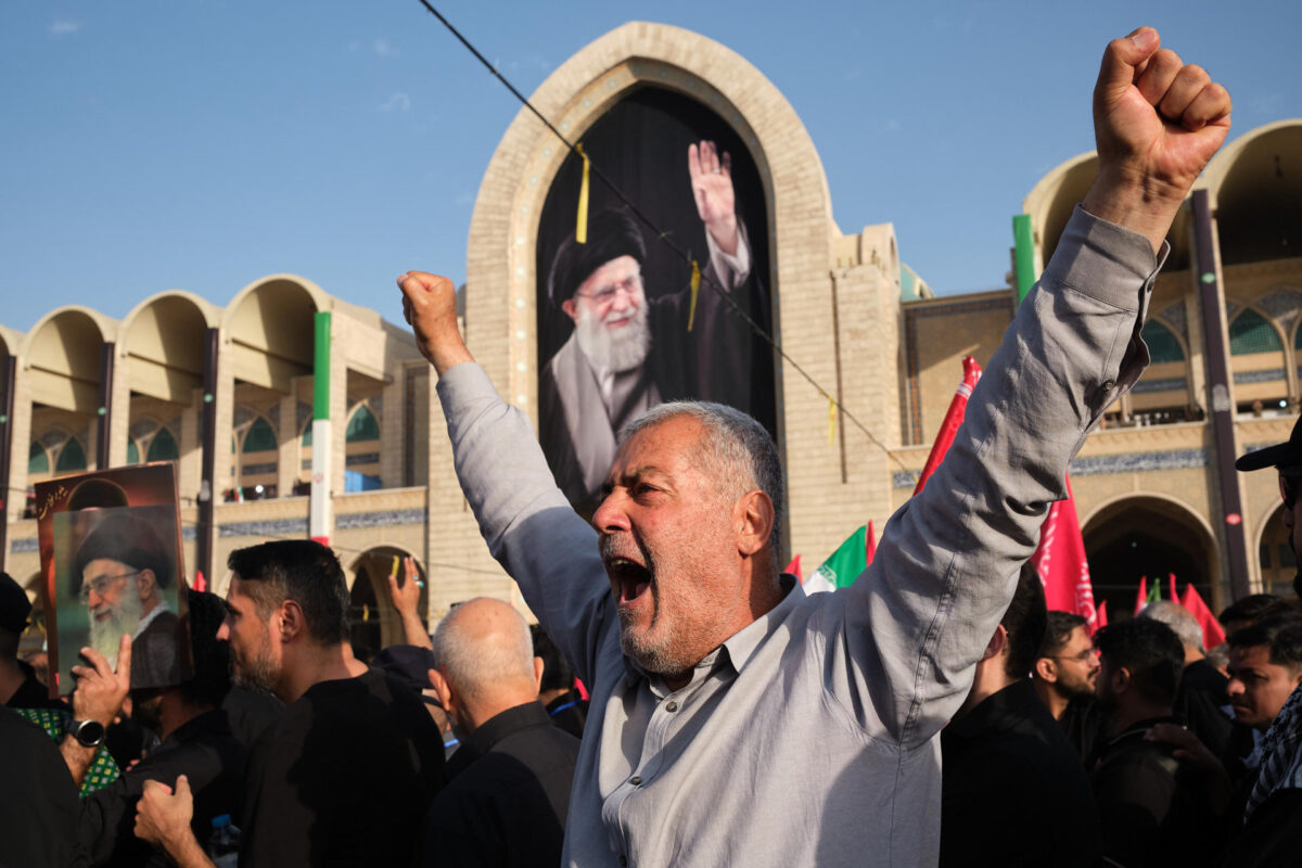Un hombre grita eslóganes contra Estados Unidos e Israel en el funeral del asesinado líder supremo de Irán, Alí Jameneí, en la mezquita Mosala de Teherán. Irán comenzó este sábado los funerales públicos por el asesinado líder supremo, Alí Jameneí, con la participación de miles de personas que acudieron a despedir al dirigente fallecido hace más de cuatro meses en los ataques lanzados por Estados Unidos e Israel el 28 de febrero, primer día de la guerra. EFE/Jaime León