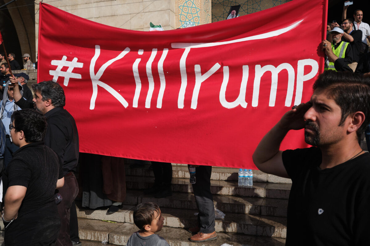 Una pancarta llama a matar al presidente estadounidense Donald Trump en los funerales del asesinado líder supremo de Irán Alí Jameneí en la mezquita Mosala de Teherán. Irán comenzó este sábado los funerales públicos por el asesinado líder supremo, Alí Jameneí, con la participación de miles de personas que acudieron a despedir al dirigente fallecido hace más de cuatro meses en los ataques lanzados por Estados Unidos e Israel el 28 de febrero, primer día de la guerra. EFE/Jaime León