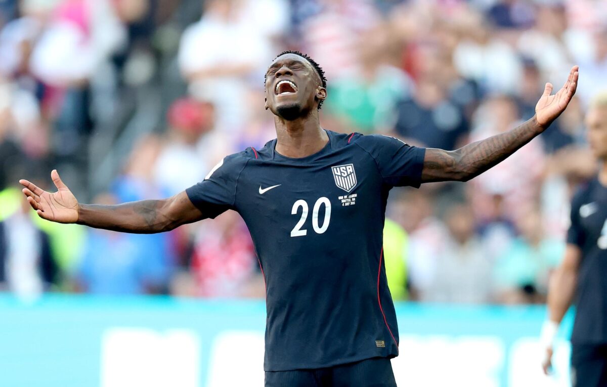 A pesar del escándalo en el Mundial donde su nombre aparece en el centro de las opiniones divididas, el delantero Folarin Balogun jugó 92 minutos del partido que eliminó a su país y mandó a Bélgica a los cuartos de final contra España, este viernes en Los Ángeles. EFE/EPA/CHRISTOPHER TORRES