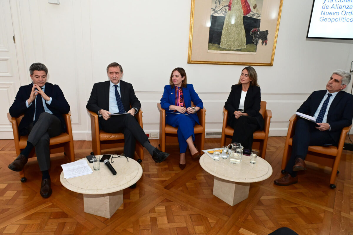 La secretaria de Estado de Comercio del Gobierno de España, Amparo López Senovilla, habla durante la mesa de diálogo'Mercosur y la construcción de alianzas en el nuevo orden geopolítico' en Buenos Aires (Argentina). EFE/ Matías Martín Campaya