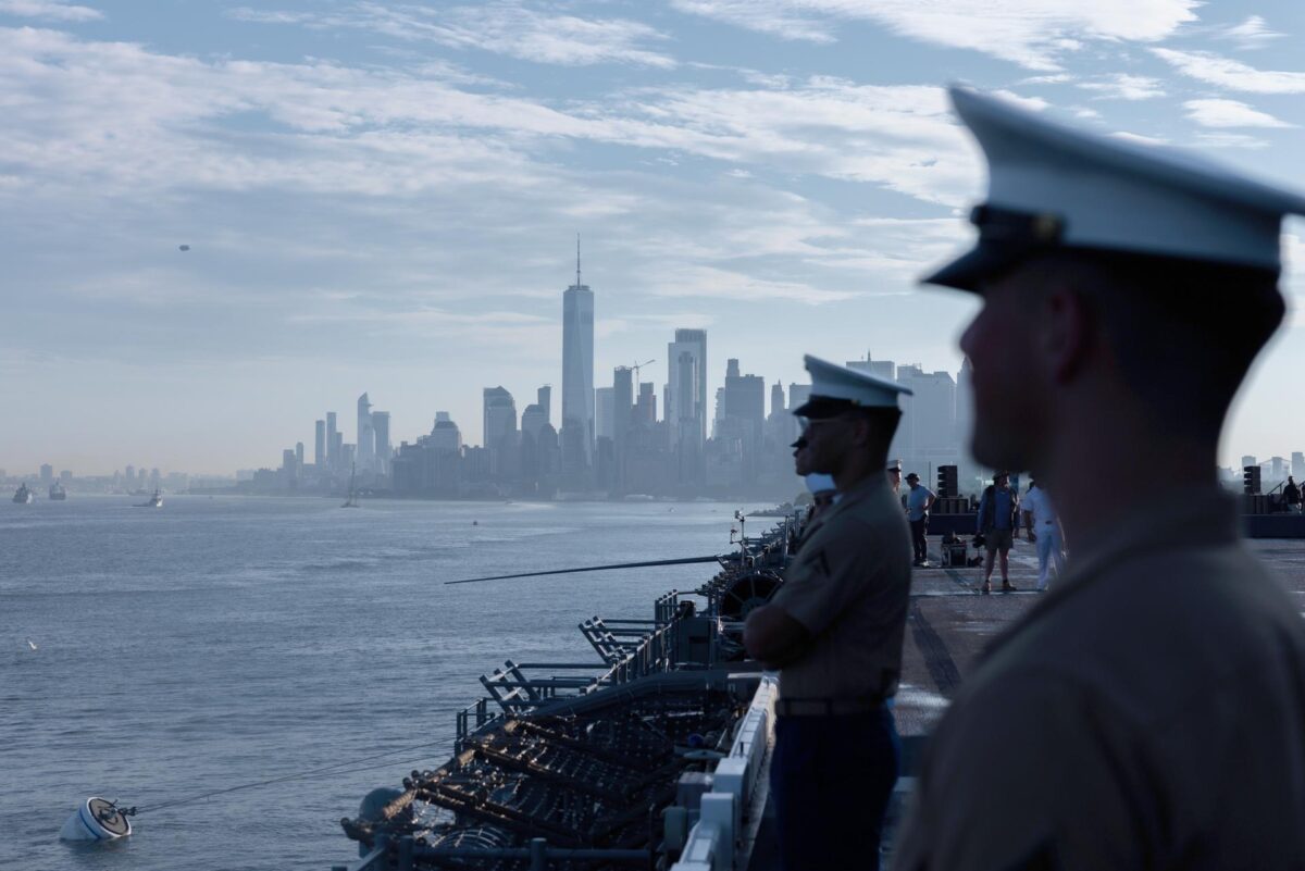 Se ven marineros a bordo del USS Kearsarge en un encuentro naval internacional que conmemora el 250.º aniversario del Día de la Independencia en Nueva York (EE. UU.), el 4 de julio de 2026. EFE/EPA/Olga Fedorova