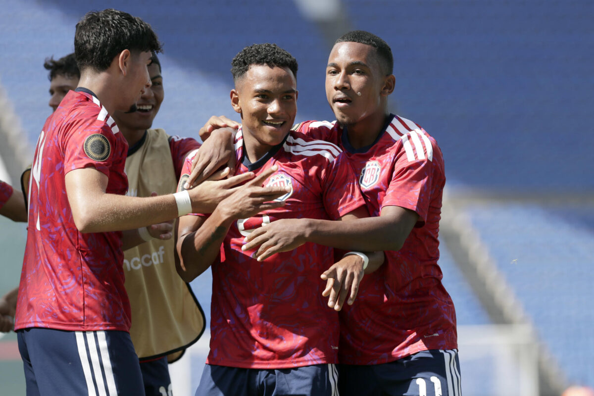 Keyner Hernández (c) de Costa Rica celebra un gol este viernes, en un partido del Campeonato Sub-20 de la Concacaf entre Guatemala y Costa Rica en el estadio Cuauhtémoc en Puebla (México). EFE/ Hilda Ríos