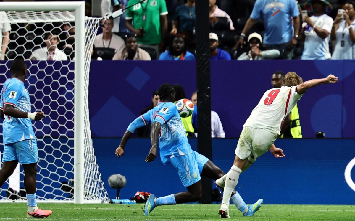 Dos goles de Harry Kane en un margen de once minutos, entre el 75 y el 86, dieron la vuelta al marcador contra la República Democrática del Congo (2-1) y clasificaron a Inglaterra para los octavos de final del Mundial 2026, en los que se enfrentará a la selección de México. EFE/EPA/CRISTOBAL HERRERA-ULASHKEVICH