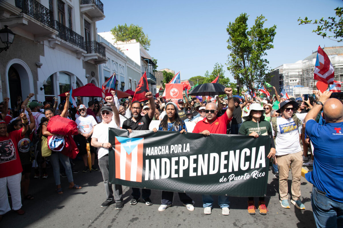 Personas se manifiestan durante la'Marcha por la Independencia de Puerto Rico' este sábado en San Juan (Puerto Rico). EFE/ Enid M Salgado