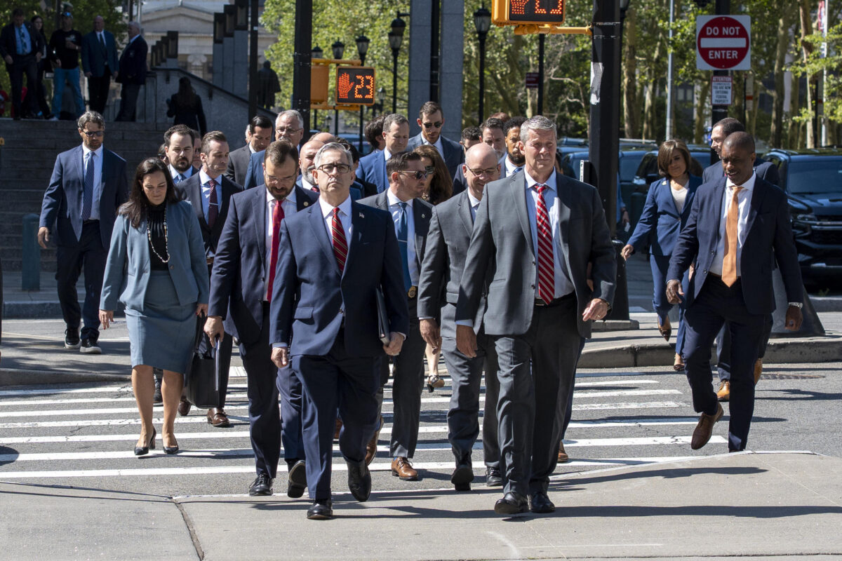 Representantes y abogados llegan a la Corte en Brooklyn para asistir a la lectura de la sentencia a Ismael'El Mayo' Zambada este lunes, en Nueva York (EE.UU.). EFE/Ángel Colmenares