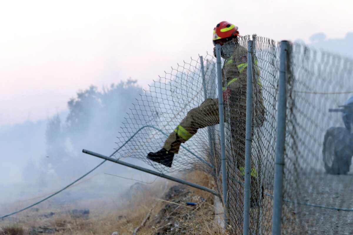 Un bombero trabaja para extinguir un incendio en vegetación baja cerca de Krya Vrysi, Rétino, Creta, Grecia, el 29 de julio de 2026. Más de 150 bomberos, apoyados por cuatro helicópteros y cuatro aviones de extinción de incendios, fueron desplegados para combatir el incendio. Dos bomberos murieron mientras luchaban contra el incendio, según el Cuerpo de Bomberos griego. (incendio forestal, Grecia) EFE/EPA/NIKOS CHALKIADAKIS