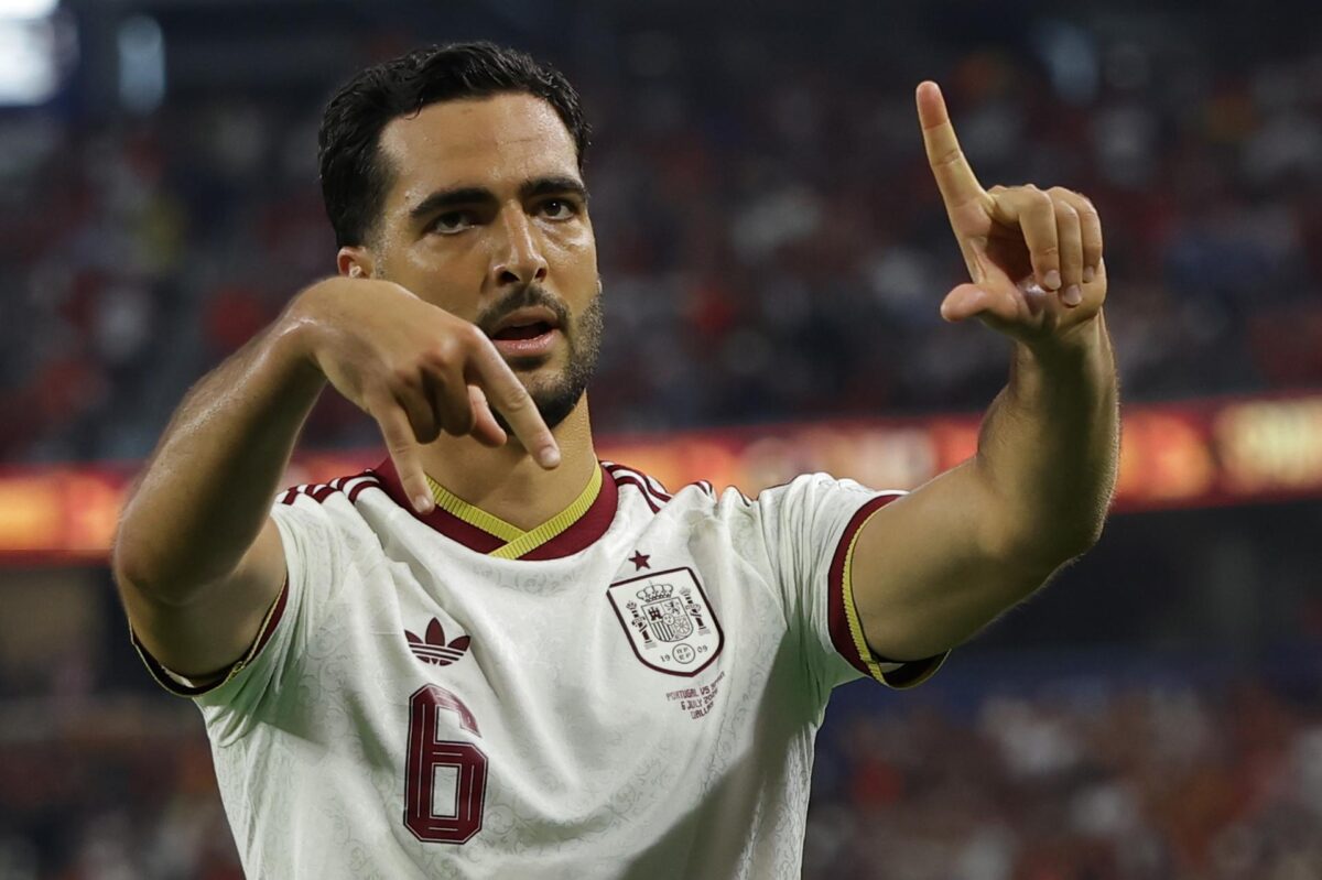 Mikel Merino (c) de España celebra un gol este lunes, en un partido de los octavos de final del Mundial de la FIFA 2026 entre Portugal y España en el estadio AT&T en Arlington (Estados Unidos). EFE/EPA/CHRISTOPHER NEUNDORF