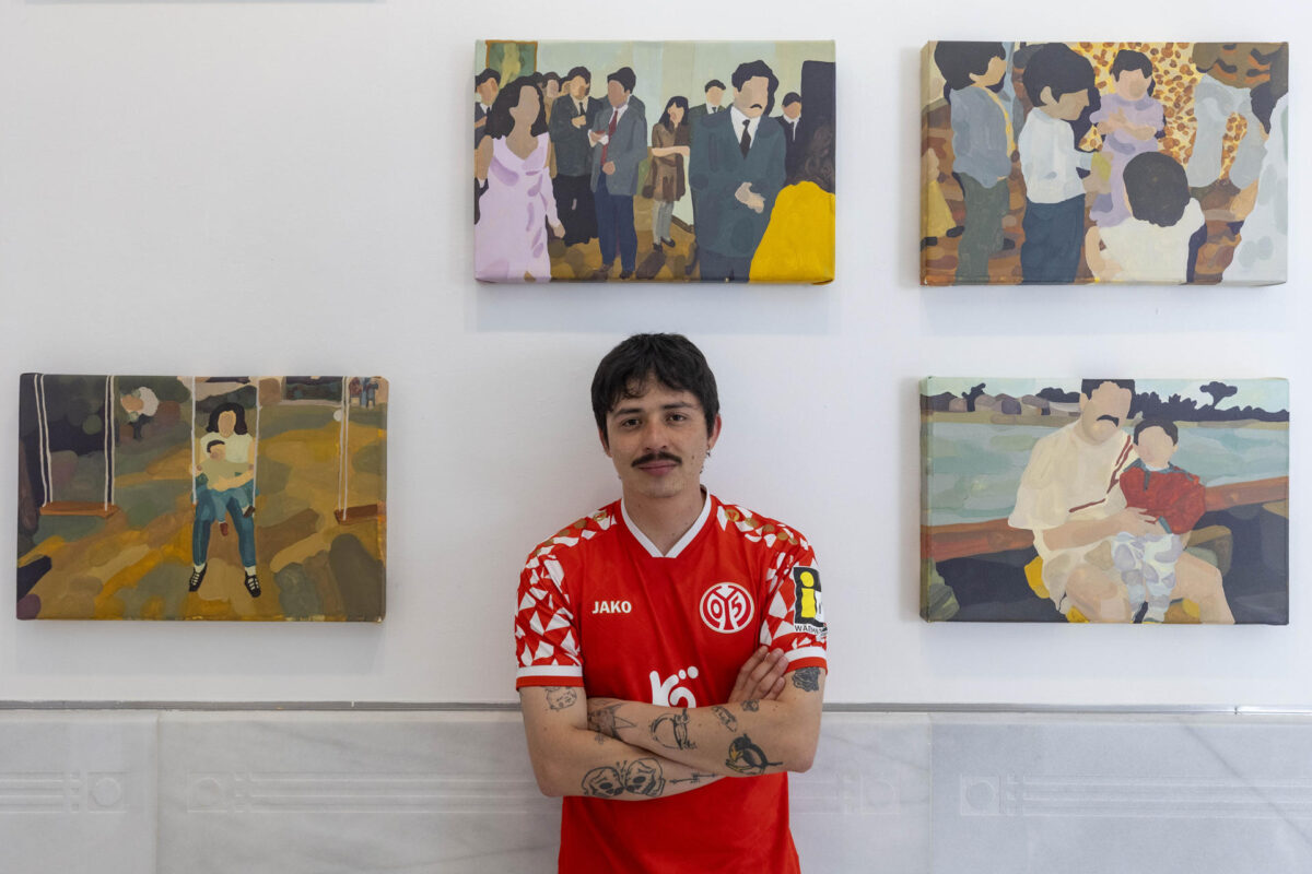 El artista ecuatoriano CMAL, posa junto a su obra'La mirada de mi madre', en la muestra titulada'Los de aquí', en la que participan nueve artistas de Ecuador que hacen dialogar el arte contemporáneo con los movimientos migratorios, en Cartagena (España), con motivo del Festival Mar de Músicas, este año dedicado a Ecuador. EFE/Marcial Guillén