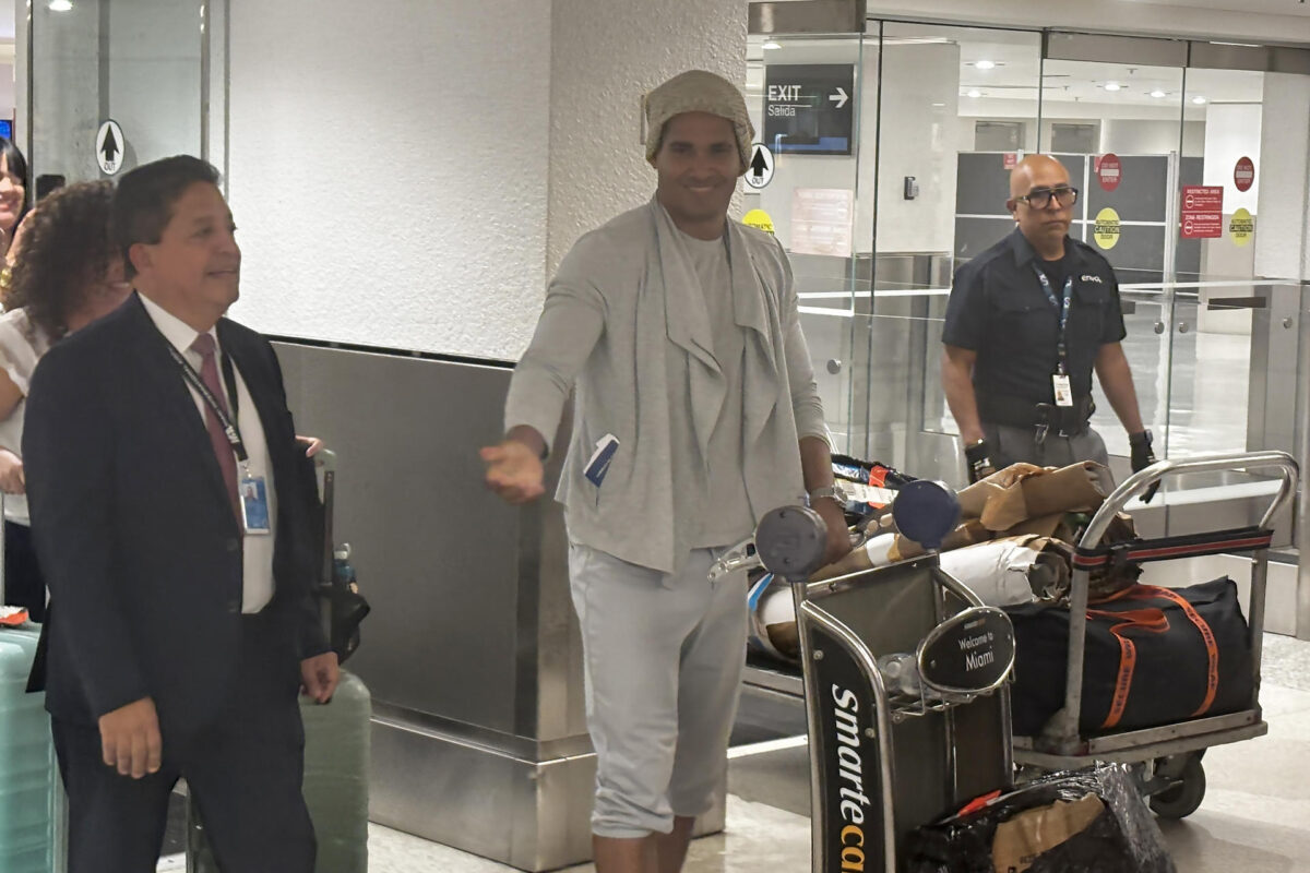 El artista plástico y opositor cubano Luis Manuel Otero Alcántara (c) llega este sábado a Miami tras recuperar la libertad en la isla y recibir un amparo migratorio de Estados Unidos, después de cinco años encarcelado en Cuba. EFE/ Pablo Urbón