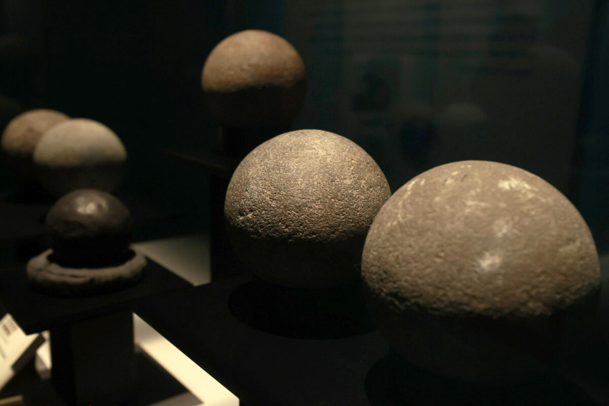 Fotografía de pelotas de hule exhibidas durante la muestra temporal'El juego de pelota en Tenochtitlan' este miércoles, en el Museo del Templo Mayor en la Ciudad de México (México). EFE/Mario Guzmán