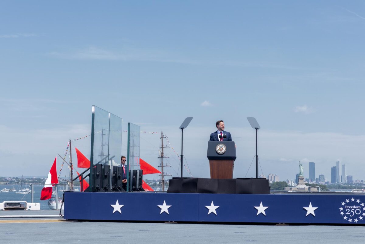 El vicepresidente de Estados Unidos, JD Vance, habla a bordo del USS Kearsarge durante la reunión naval internacional'Parade of Sail', que conmemora el 250º aniversario de la Independencia, en Nueva York, Estados Unidos, el 04 de julio de 2026. EFE/EPA/Olga Fedorova