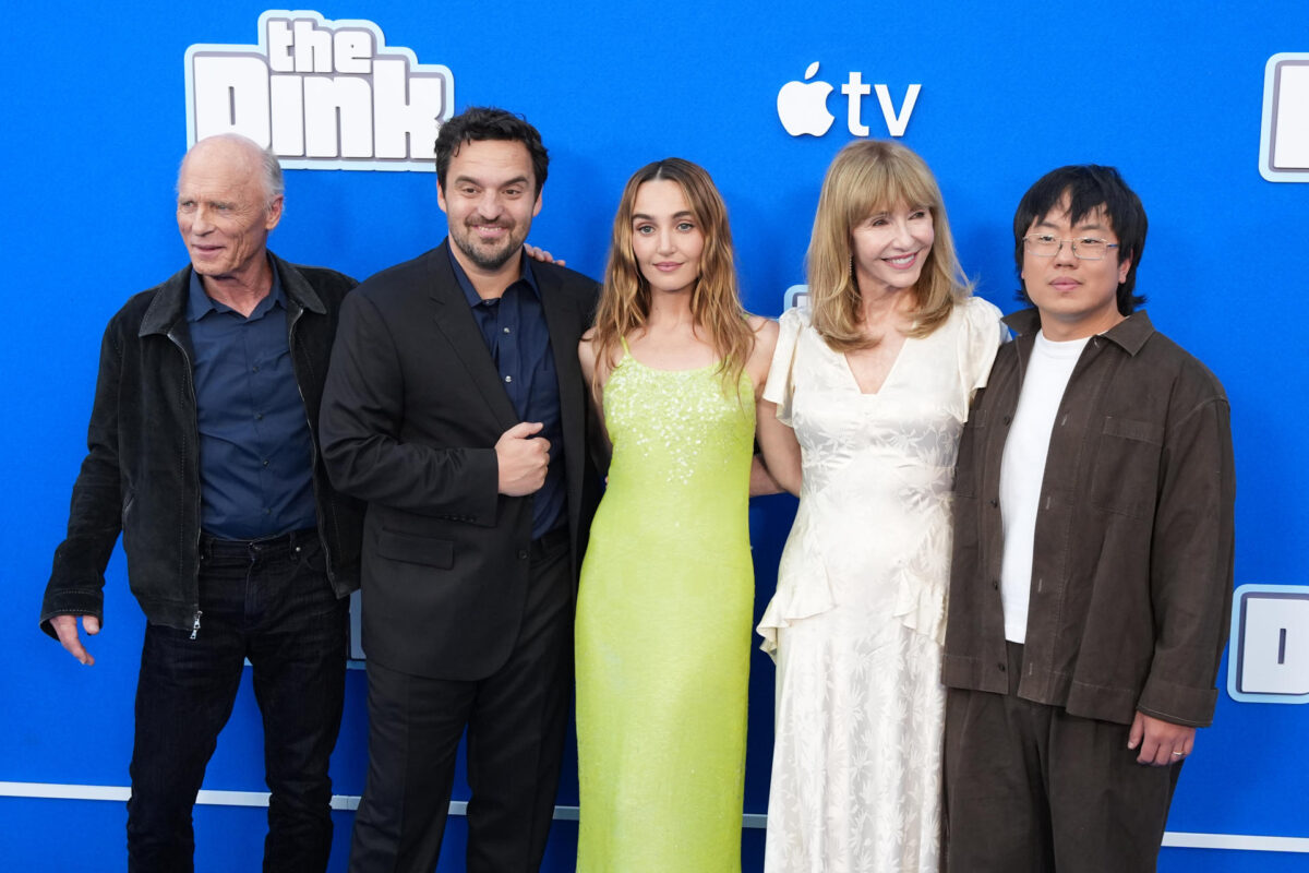 Desde la izquierda; Ed Harris; Jake Johnson; Chole Fineman; Mary Steengurgen y Aaron Chen posan en la alfombra durante el estreno de la película'The Dink' este lunes, en Los Ángeles (Estados Unidos). EFE/ Omar Alonso