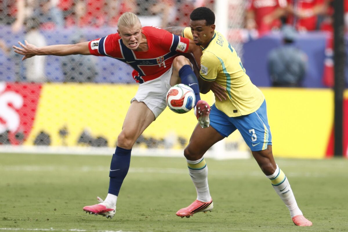 El noruego Erling Haaland (i) disputa el balón con Gabriel Magalhaes, de Brasil, en el partido de octavos de final del Mundial 2026 en el estadio Metlife. EFE/EPA/WILL OLIVER
