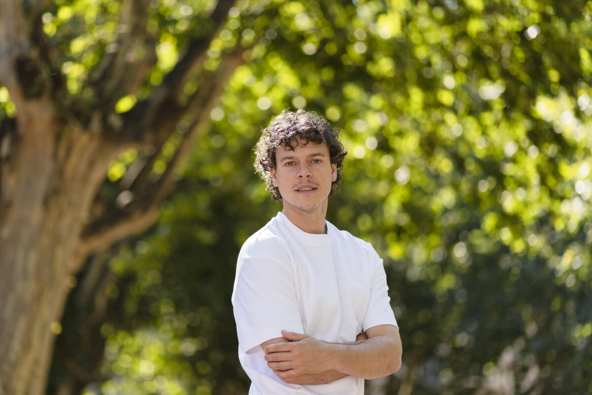 El argentino Ramón Starc acaba de publicar una novela sobre el corralito en su país,'Que se vayan todos'. EFE/David Borrat.