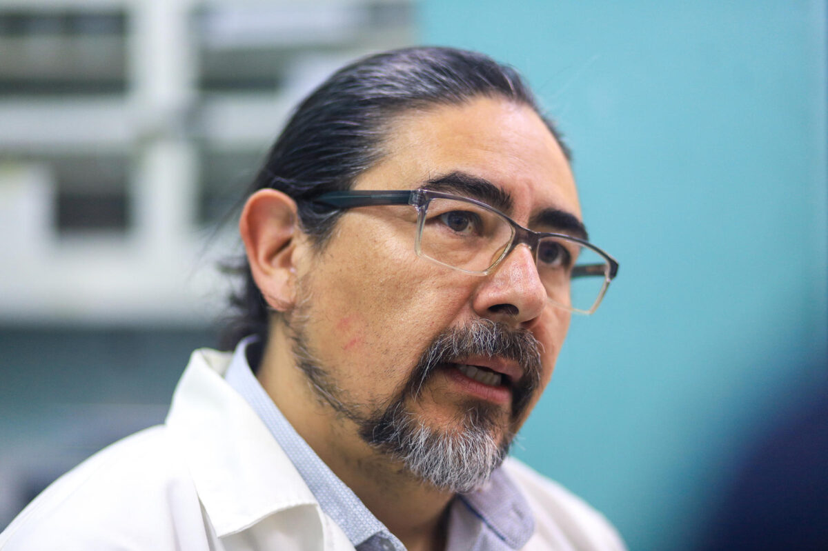 El doctor e investigador de la Universidad Mayor de San Andrés José Mauricio Peñarrieta habla en una entrevista con EFE este martes, en La Paz (Bolivia). EFE/ Gabriel Márquez