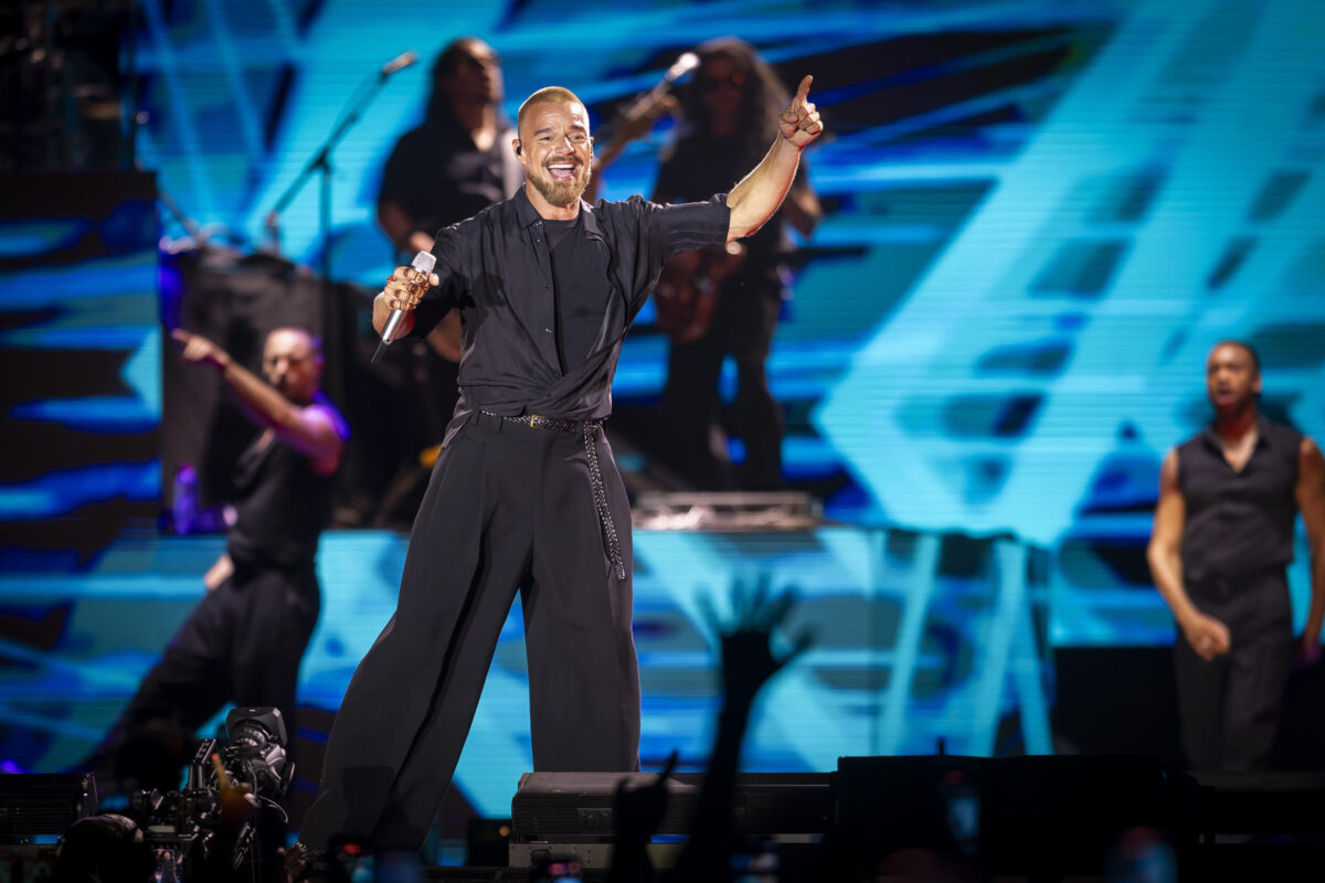 El músico y cantante puertorriqueño Ricky Martín durante su actuación este viernes en el Estadio Iberoamericano de Huelva incluido en ‘Las Noches del Foro’. EFE/Alberto Díaz.