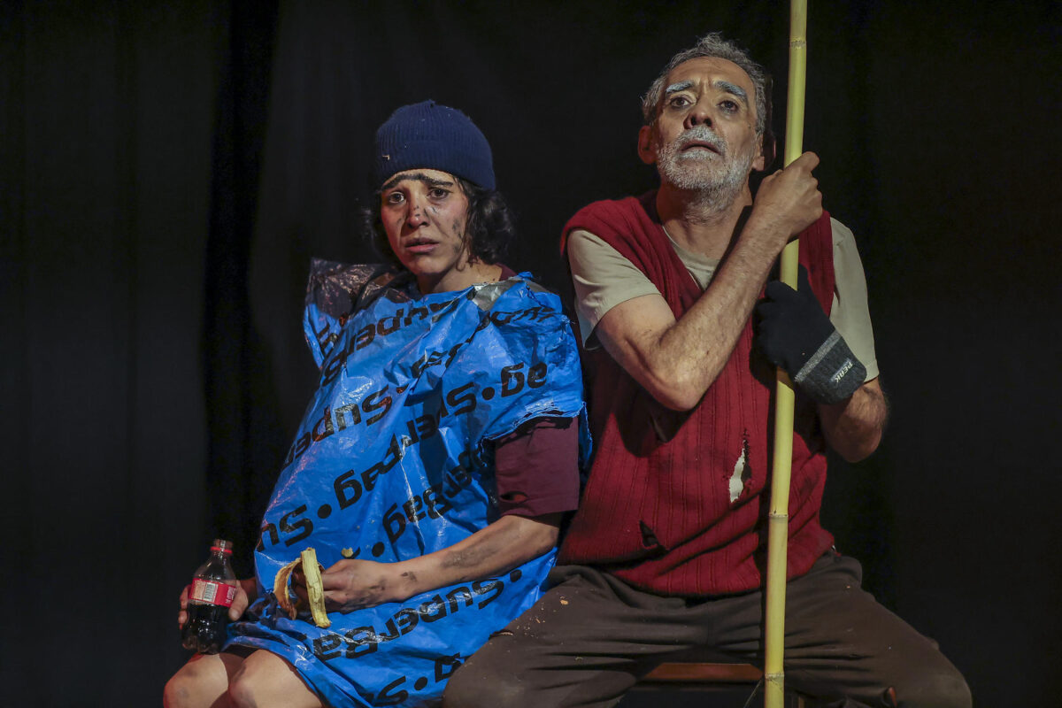 Fotografía que muestra a los actores de la obra de teatro'Genealogía del silencio' del dramaturgo y actor ecuatoriano Alfredo Espinosa (d) en Quito (Ecuador). EFE/ José Jácome