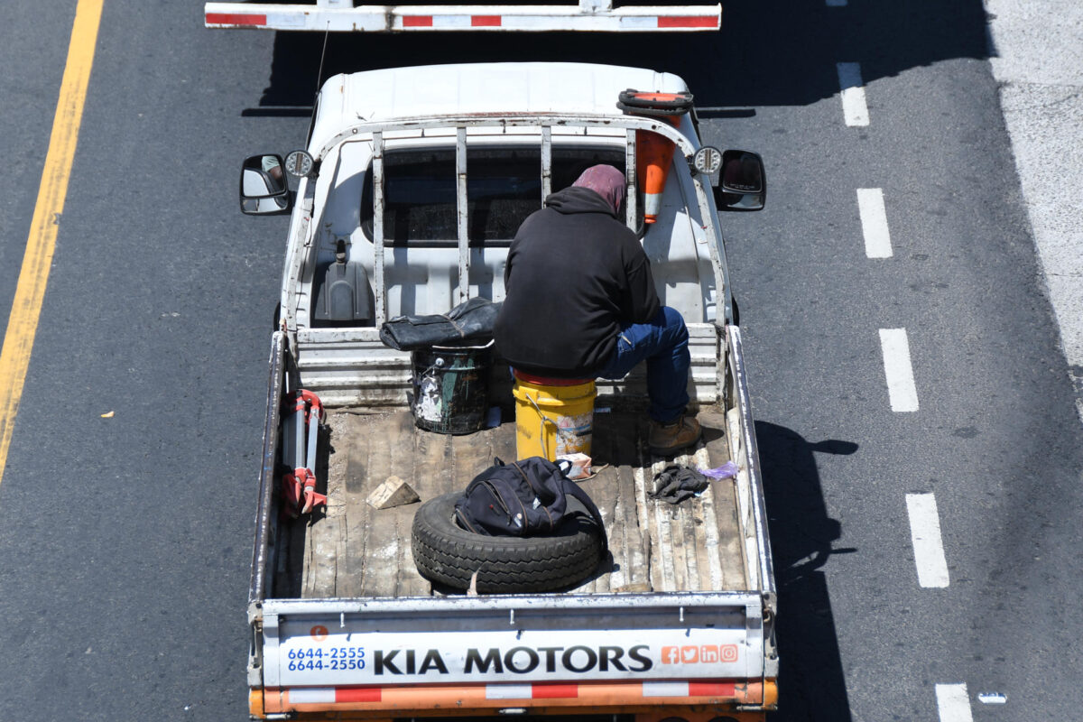 Fotografía que muestra una persona a bordo de una camioneta este viernes, durante un bloqueo de vehículos en protesta por el alza de los combustibles, en Ciudad de Guatemala (Guatemala). EFE/ Alex Cruz