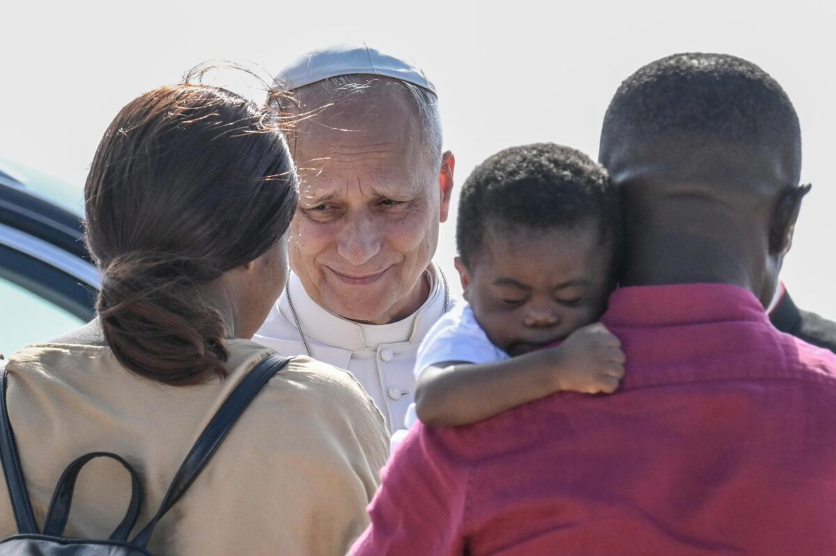 El papa León XIV saluda a los migrantes al detenerse en el Muelle Favaloro para bendecir una placa que dedica el muelle al fallecido papa Francisco durante su visita pastoral a la isla de Lampedusa, en el sur de Italia, el 4 de julio de 2026. EFE/EPA/CIRO FUSCO