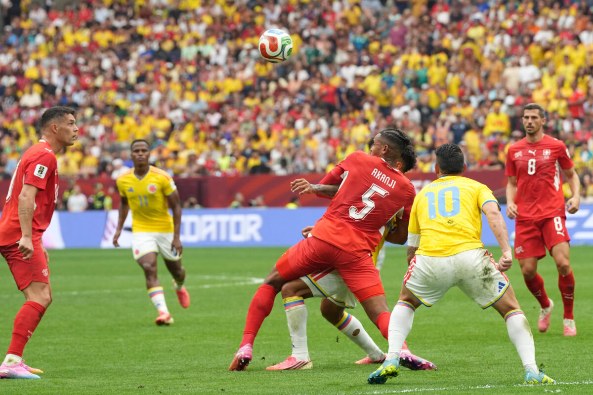 Manuel Akanji (c) de Suiza disputa el balón con Luis Suárez (c-atrás) de Colombia en un partido de los octavos de final del Mundial de la FIFA 2026. EFE/ Omar Alonso