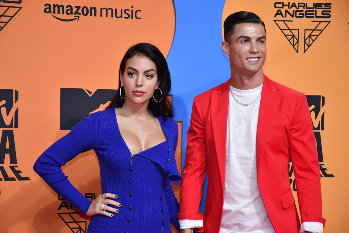 Imagen de archivo del futbolista portugués Cristiano Ronaldo y la modelo e influyente hispano-argentina Georgina Rodríguez que se han casado, según refleja la fotografía que han publicado ambos este martes en la red social Instagram en la que aparecen dos manos con dos alianzas y el texto "C <3 G". EFE/Raúl Caro Cadenas/Archivo