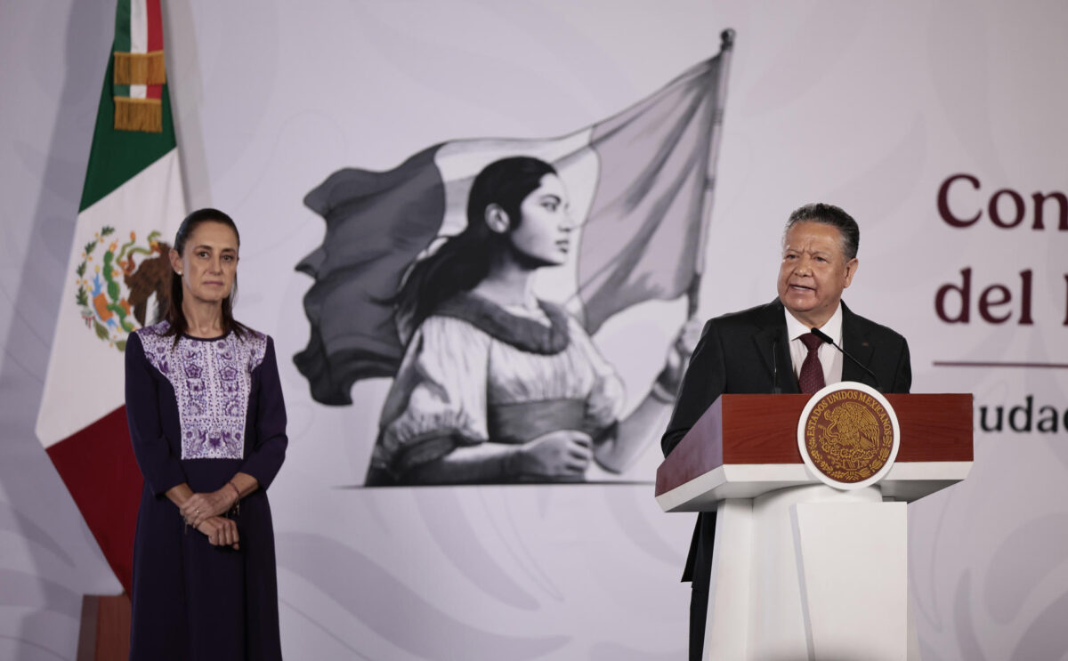 El gobernador de Hidalgo, Julio Menchaca (d), habla durante una rueda de prensa junto a la presidenta de México, Claudia Sheinbaum, este miércoles en el Palacio Nacional en Ciudad de México (México). EFE/ José Méndez