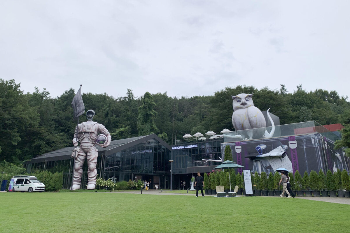 SEÚL (COREA DEL SUR), 21/08/2026.- Robots que boxean controlados por el público, perros mecánicos y humanoides que bailan éxitos de K-pop protagonizan el Galaxy Robot Park, un nuevo espacio en Seúl que abrió este viernes para acercar la inteligencia artificial y la robótica al entretenimiento. EFE/ Ruy A. Valdés