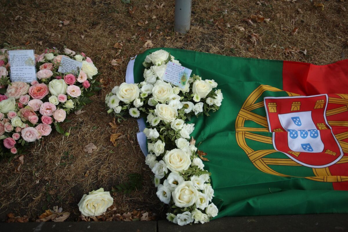 Se colocan ofrendas florales antes de una celebración de la vida de la cantante galesa Bonnie Tyler en la iglesia St Mary's Church, Swansea Minster, Gales, Reino Unido, el 17 de agosto de 2026. Tras el servicio, los restos de Tyler serán devueltos a su ciudad natal de Skewen, Neath Port Talbot para un servicio familiar privado. Bonnie Tyler falleció en un hospital de Portugal el 8 de julio de 2026, a la edad de 75 años. (Reino Unido) EFE/EPA/DIMITRIS LEGAKIS