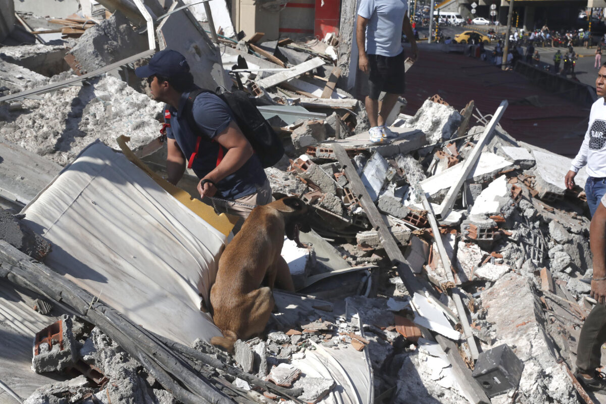 Un grupo de persona fue captado este 10 de agosto al buscar en medio de los escombros de un inmueble colapsado este lunes en Cali (Colombia), tras un terremoto de magnitud 7,4 que sacudió la mayor parte del país, con epicentro en la zona del Pacífico. EFE/Ernesto Guzmán