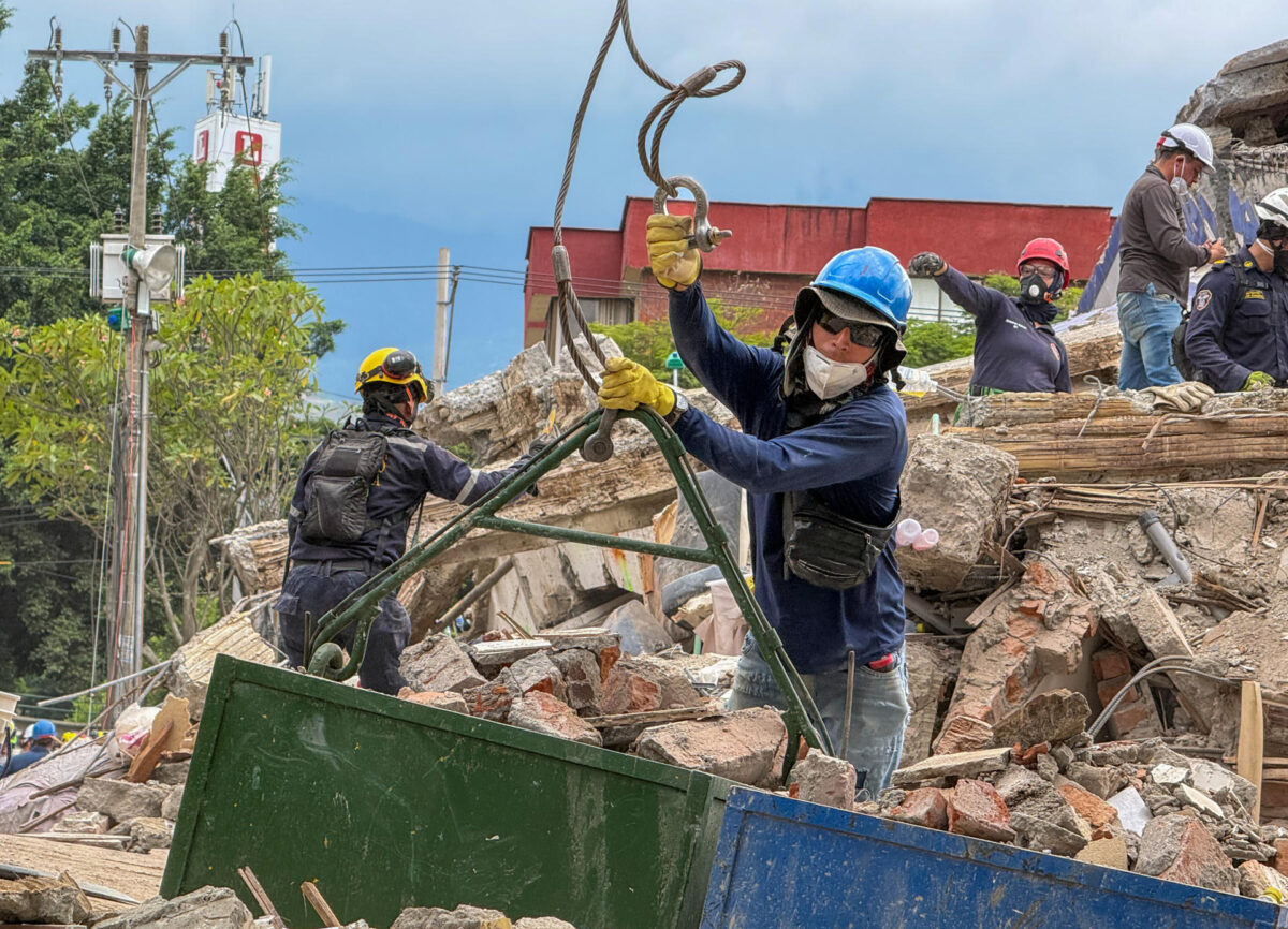 Rescatistas realizan este domingo labores de búsqueda en los escombros del edificio Torres del Limonar, destruido por el terremoto del pasado lunes, en Cali (Colombia). EFE/ Mario Baos