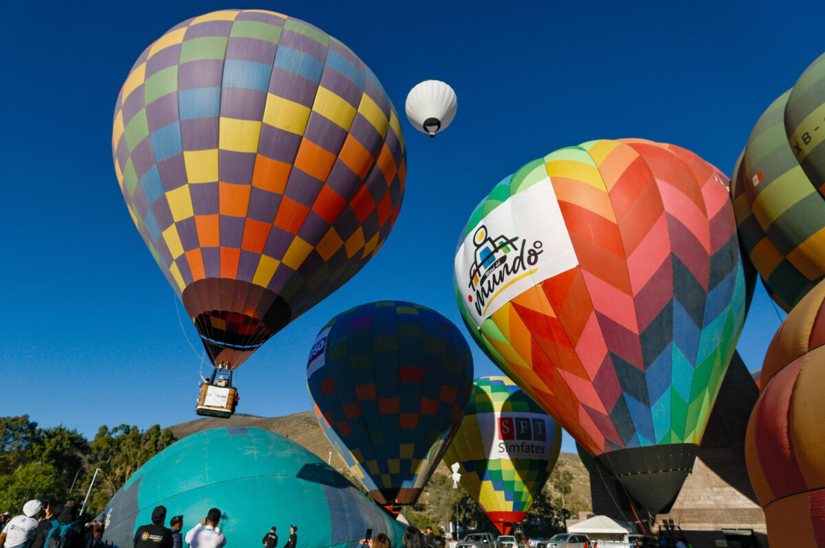 Vista general este 21 de agosto de un grupo de globos aerostáticos, durante la V edición del Festival de Globos, en la ciudad Mitad del Mundo, en el noroeste de Quito (Ecuador). EFE/José Jácome