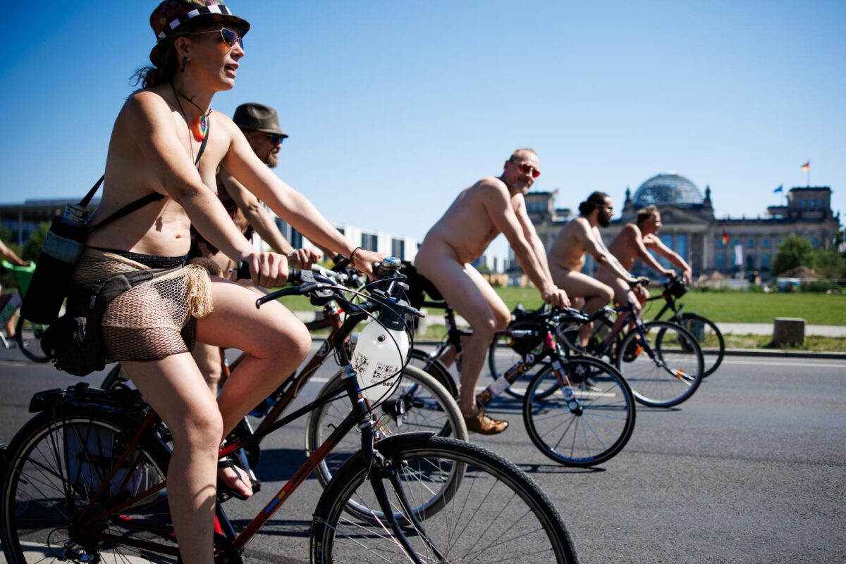 Cerca de 500 ciclistas -según cifras de la policía- recorrieron desnudos este domingo las calles de Berlín en una manifestación para promover el nudismo y sus valores. EFE/EPA/Clemens Bilan ATENCIÓN: NUDISMO