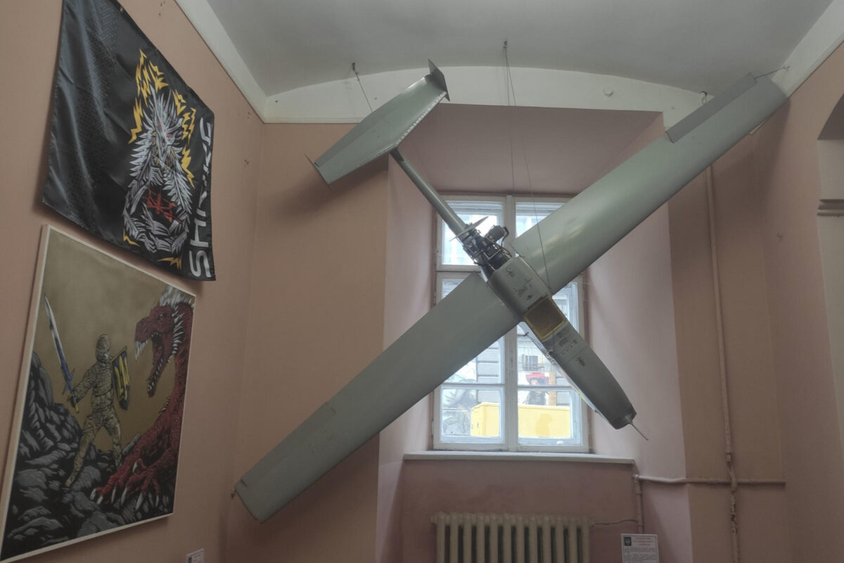 Drones rusos suicidas y de reconocimiento interceptados por el ejército ucraniano pueden ser contemplados en el Museo Militar de Leópolis. En un intento por hacer más destructivos sus ataques aéreos contra Ucrania, que desde hace algún tiempo ya no son eminentemente nocturnos, Rusia incrementa el uso de drones propulsados por motores a reacción y del Banderol, un híbrido entre un misil y un vehículo aéreo no tripulado. EFE/ Rostyslav Averchuk